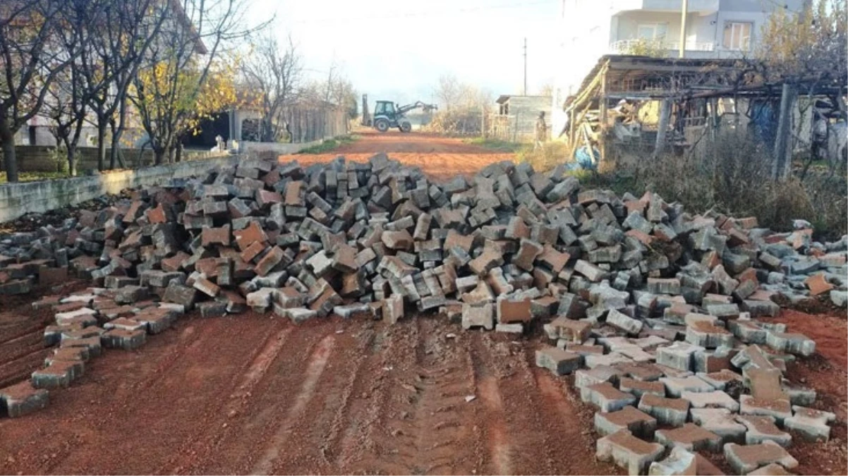 Parasını alamayan firma döşediği taşları söktü! Osmancık Belediyesi'nin bahanesi ise komik
