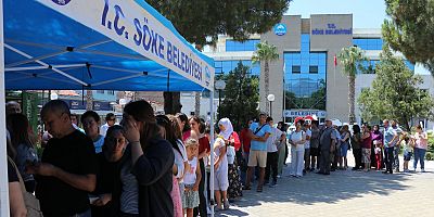SÖKE BELEDİYESİ’NİN AŞURE DAĞITIMI BUGÜN BELEDİYE MEYDANINDA YAPILDI