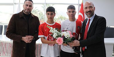 Söke Gençlerbirliği SK’nün şampiyon takımları gururu Başkan Arıkan’la paylaştı