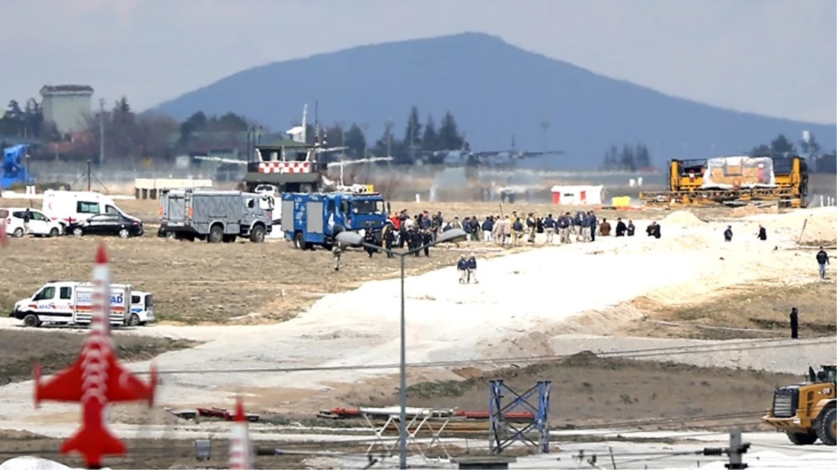 Türk Yıldızları'na ait eğitim uçağı düştü! Pilot sağ kurtuldu, şantiyede görevli 1 personel şehit oldu
